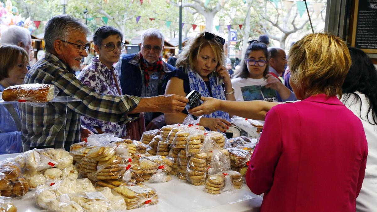 Un hombre paga con tarjeta su compra en las casetas de la plaza de Los Sitios
