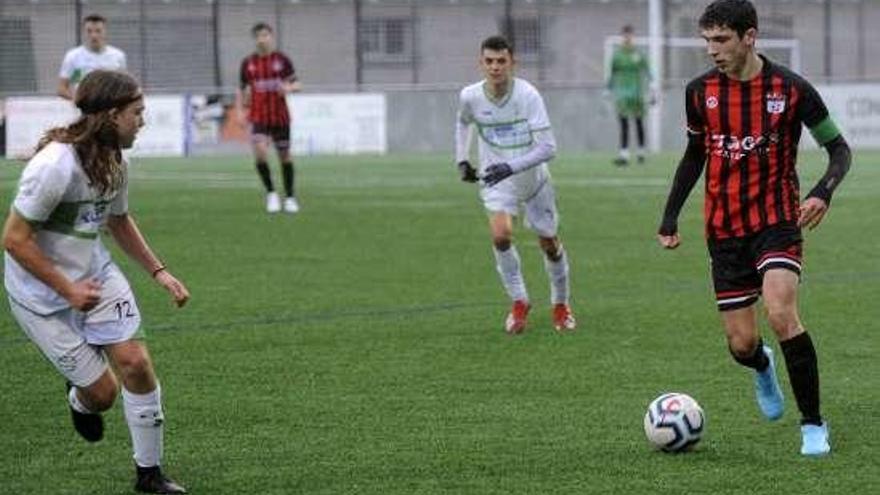 Eloy encara a un contrario en un partido anterior. // Bernabé/J. Lalín