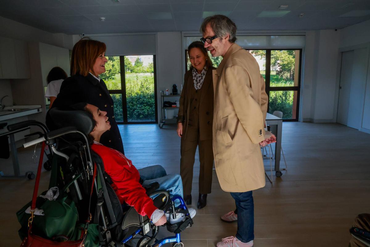 Outro momento da visita de James Rhodes ao centro de Amencer de Vilagarcía.