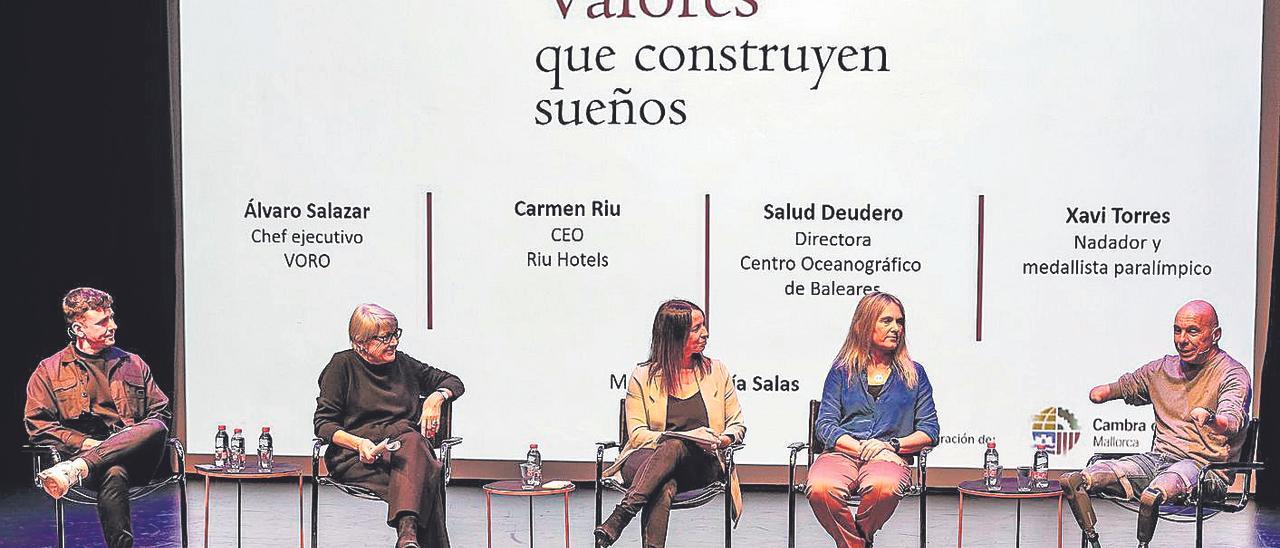 Álvaro Salazar, Carmen Riu, María Salas, la moderadora, Salud Deudero y Xavi Torres.