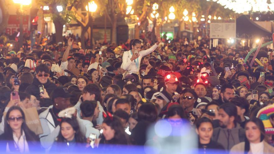 Los disfraces inundan la Rambla de Alicante