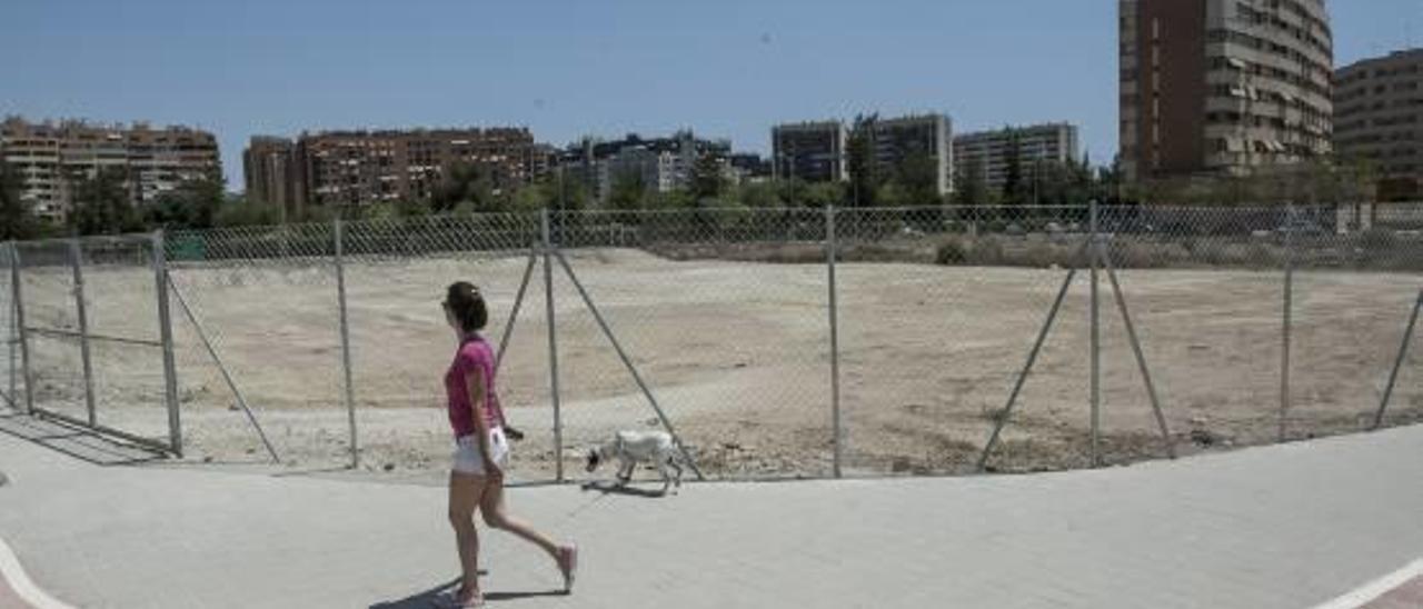 El solar permanece vallado y los vecinos confían en que pronto esté finalizado el parque para perros.