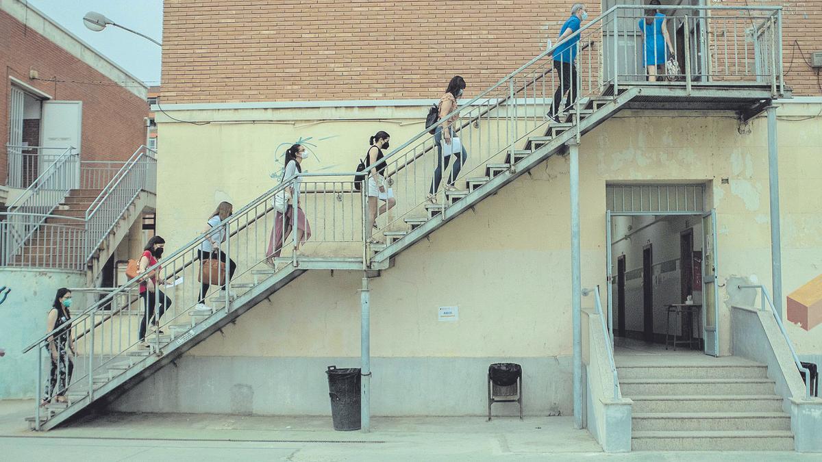 Fila de personas que acudieron a opositar a profesor de Secundaria en Cartagena el pasado mes de   junio.