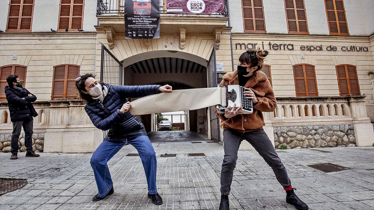 Dos maneras de enfrentarse al duelo teatral