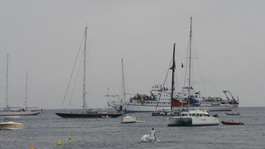 El barco cablero intentar reparar el cable el pasado mes de julio rodeado de decenas de embarcaciones privadas.