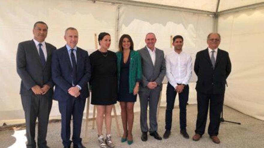 El matrimonio Roshni y Harry Mohinani, con la delegada de Turismo, Nuria Rodríguez, y el alcalde de Casares, José Carrasco, durante la presentación del proyecto.