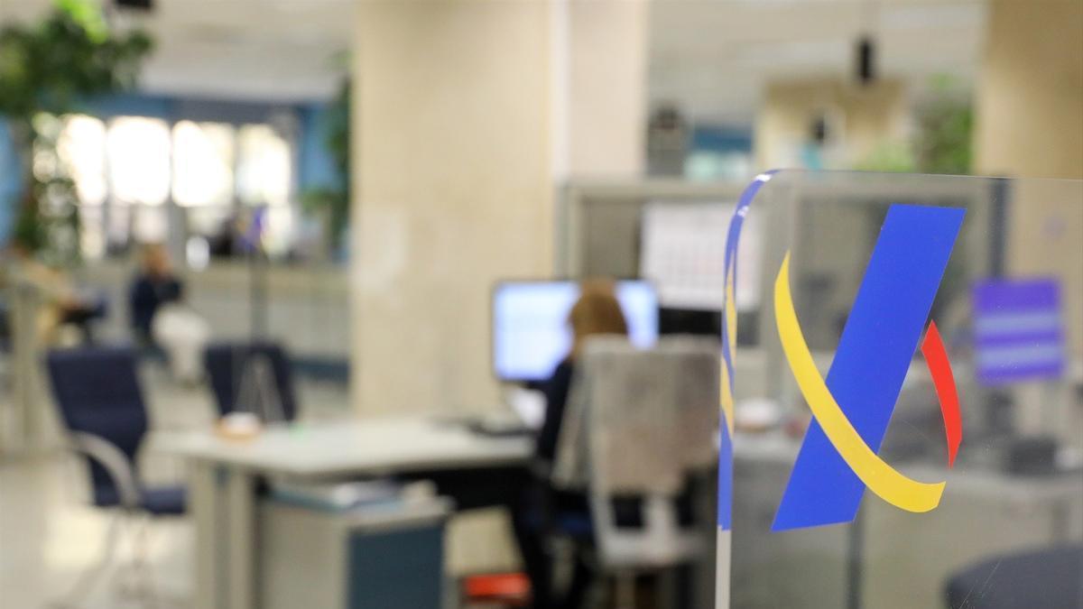 Archivo - Una empleada trabaja en una oficina de la Agencia Tributaria.