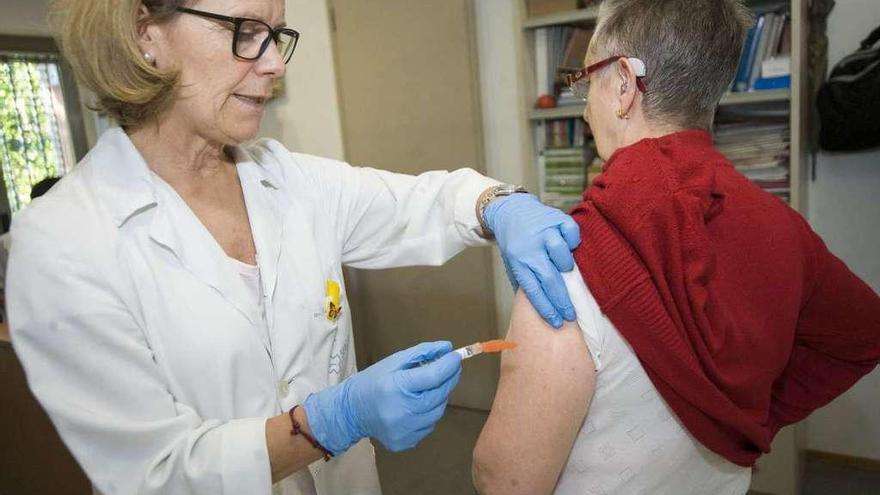 Una mujer se vacuna contra la gripe en un ambulatorio de A Coruña.
