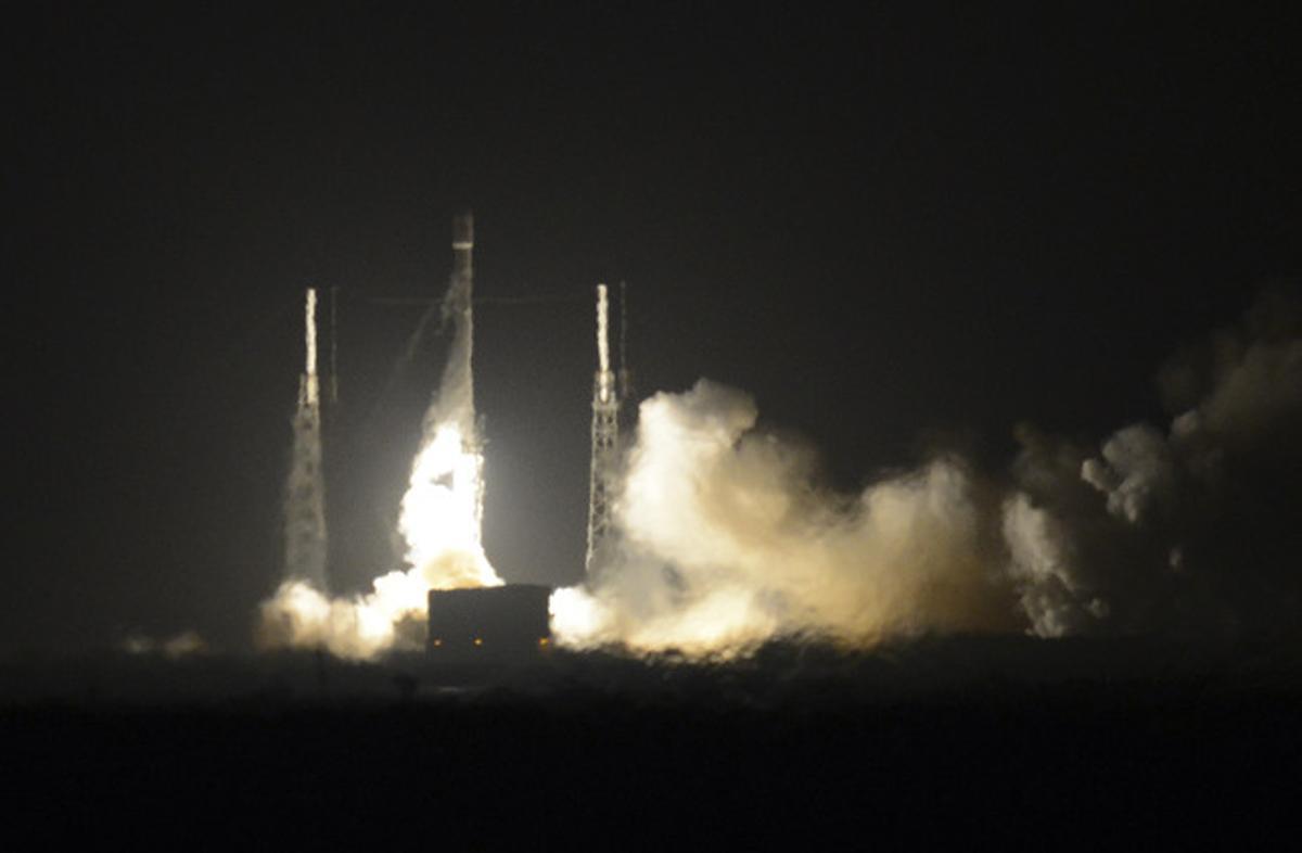 The SpaceX Falcon 9 rocket lifts off at Cape Canaveral Air Force Station, Monday, Dec. 21, 2015. The rocket, carrying 11 communications satellites for Orbcomm, Inc., is the first launch of the rocket since a failed mission to the International Space Station in June. (Craig Bailey/Florida Today via AP)