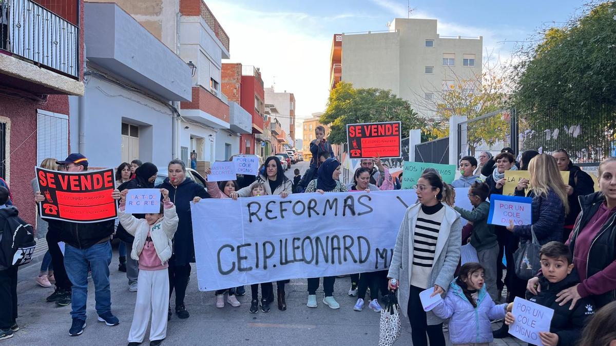 Vídeo: Manifestación del CEIP Lleonard Mingarro de la Vall por los retrasos en las obras del colegio