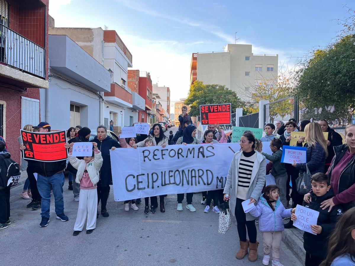 Vídeo: Manifestación del CEIP Lleonard Mingarro de la Vall por los retrasos en las obras del colegio