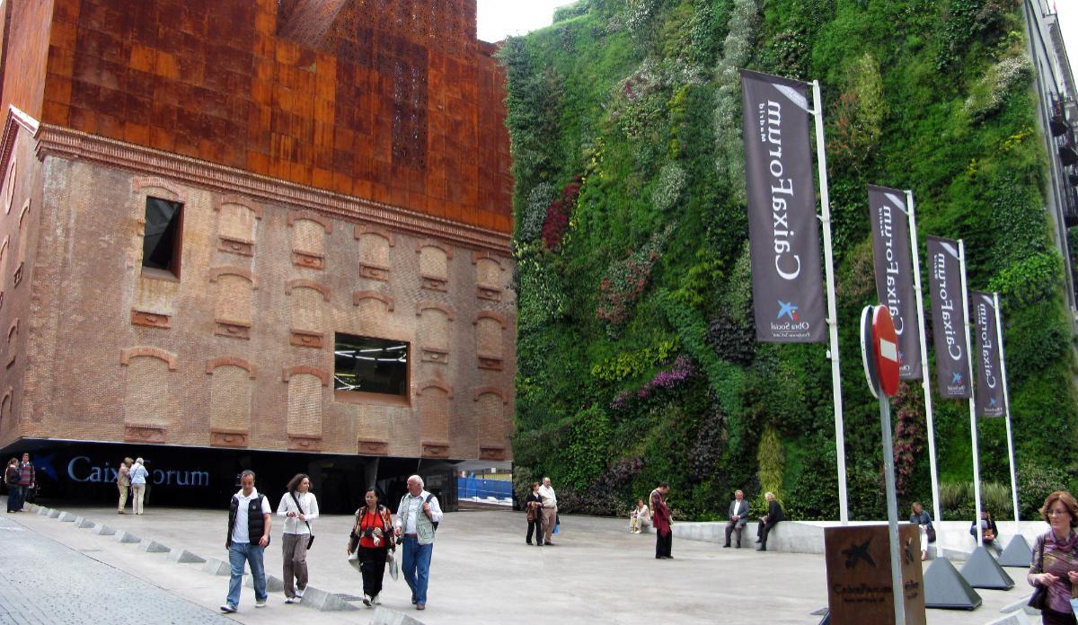 La fachada verde de Caixaforum Madrid.
