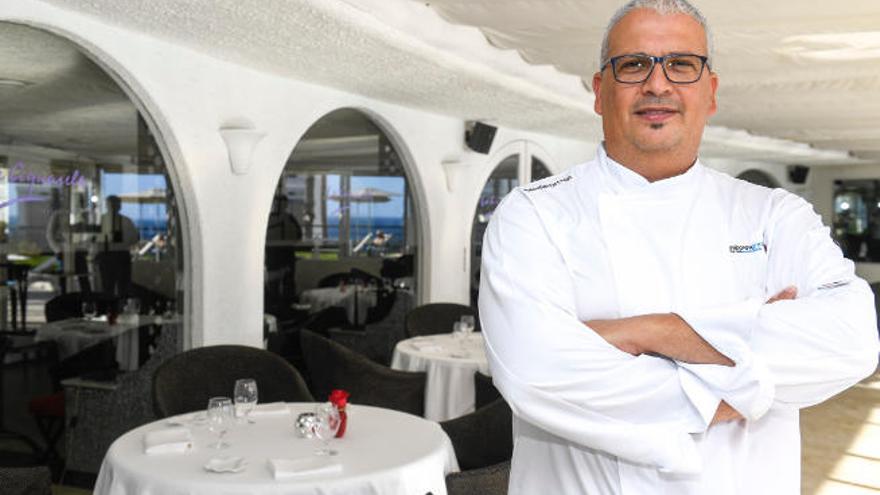 El chef Germán Ortega, premiado con la Estrella de la Guía Michelín, en el restaurante La Aquarela, en Mogán.