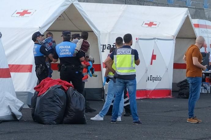 Mogán. Llegada patera Arguineguín.  | 18/12/2019 | Fotógrafo: José Carlos Guerra