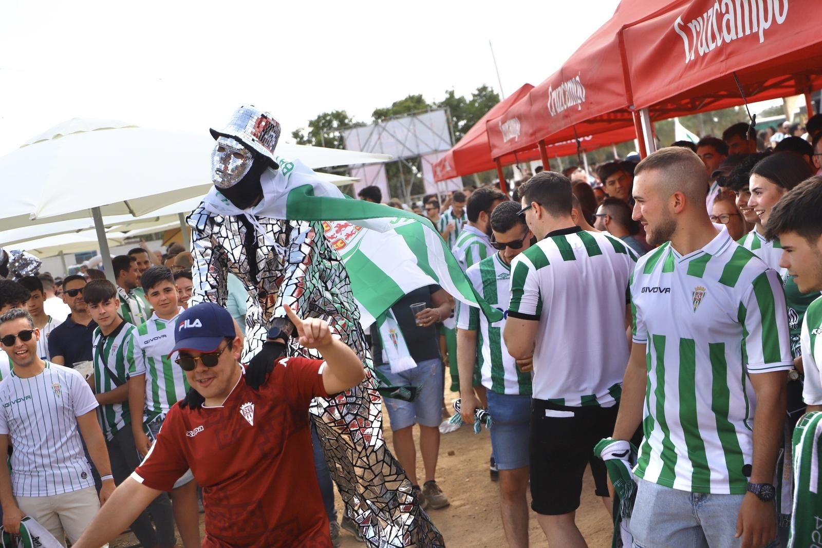 Córdoba CF-Ponferradina | El espectáculo de los aficionados en la Fan Zone de El Arcángel