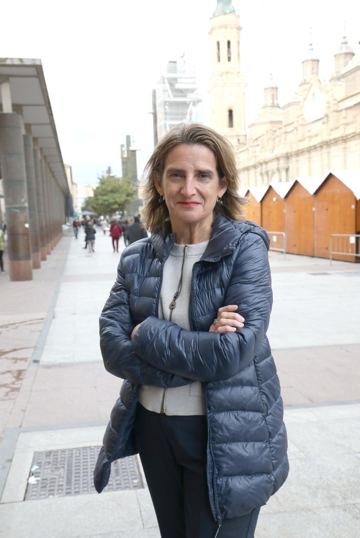 La ministra Teresa Ribera, el pasado lunes en la plaza del Pilar de Zaragoza con la basílica de fondo.