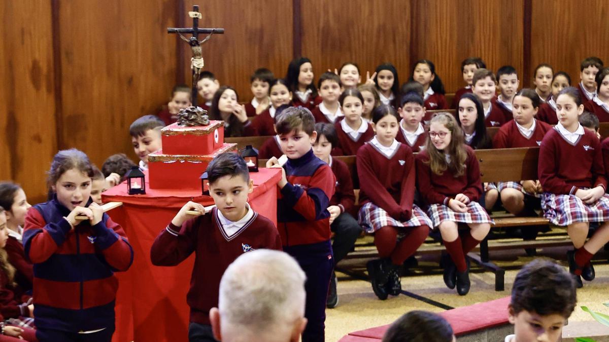 La Hermandad de la Santa Misericordia acerca la Semana Santa de Gijón al colegio Juan Pablo II-San Miguel