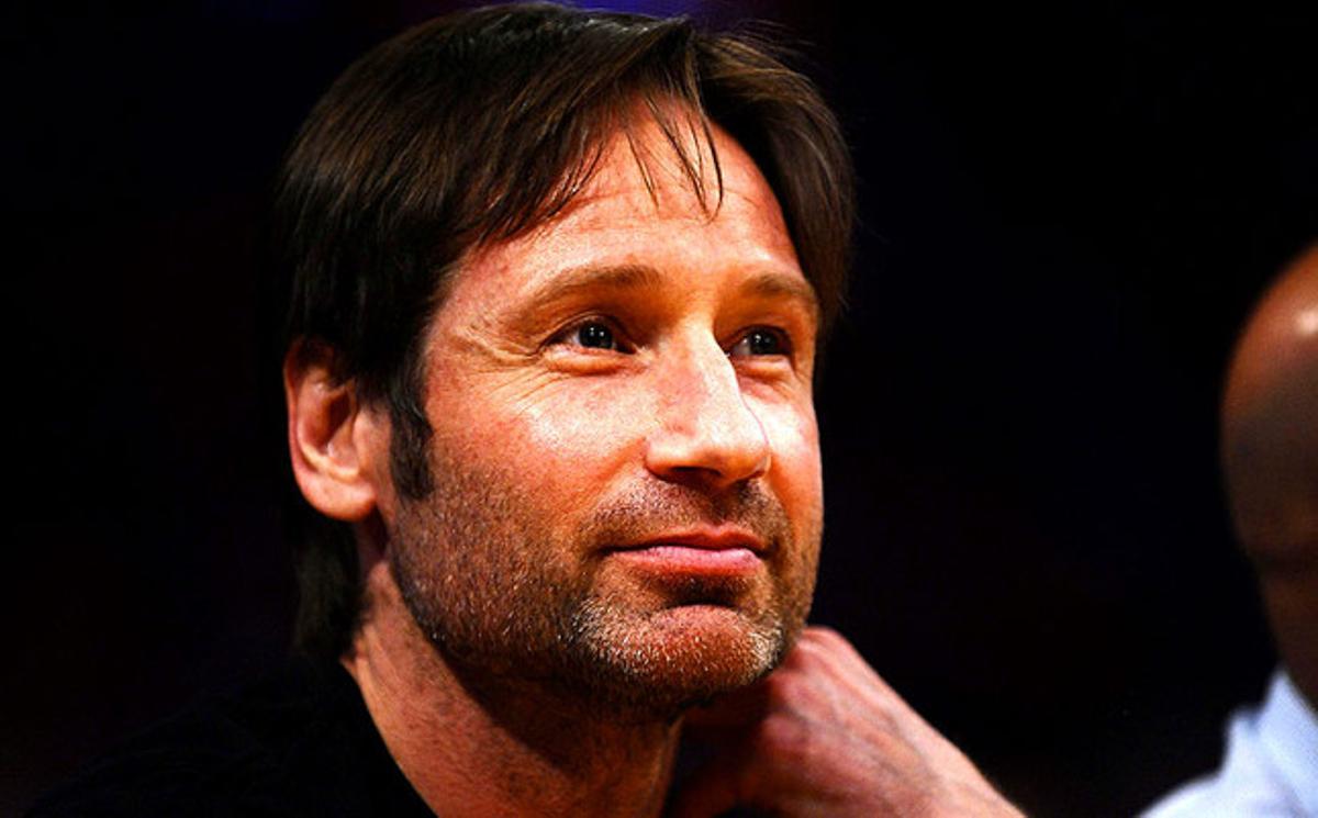 L’actor David Duchovny observa concentrat el desenvolupament de la final del campionat.