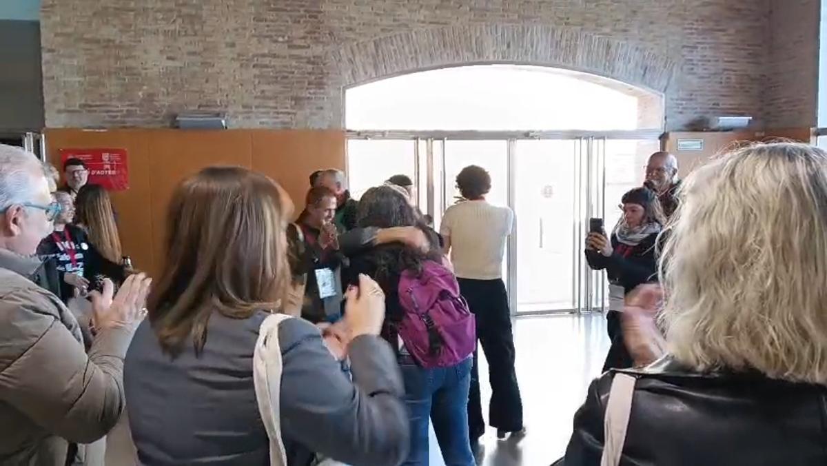 Mónica Oltra reaparece entre aplausos en el congreso de su partido tras la apertura de juicio oral