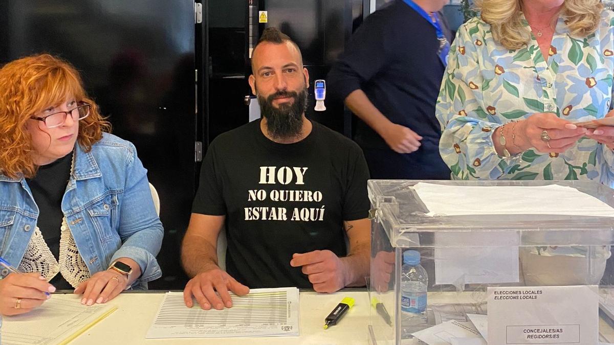 Elías Mulet, un vecino del municipio, ha querido criticar la situación que le ha tocado vivir en esta jornada electoral