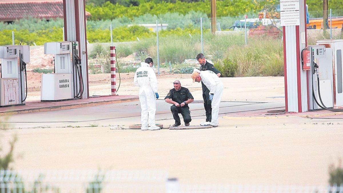 Miembros de Criminalística de la Guardia Civil dentro de las instalaciones donde se hallaron los cuerpos.