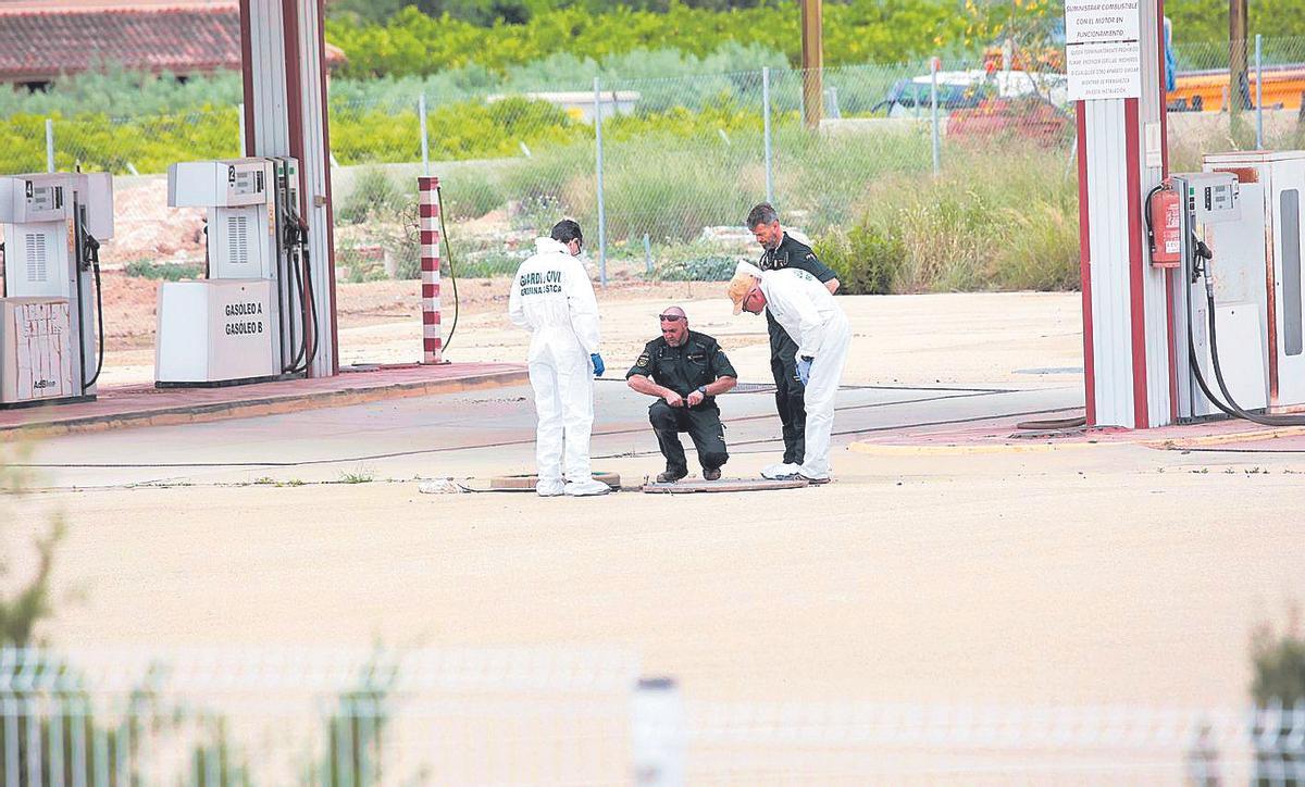 Miembros de Criminalística de la Guardia Civil dentro de las instalaciones donde se hallaron los cuerpos.