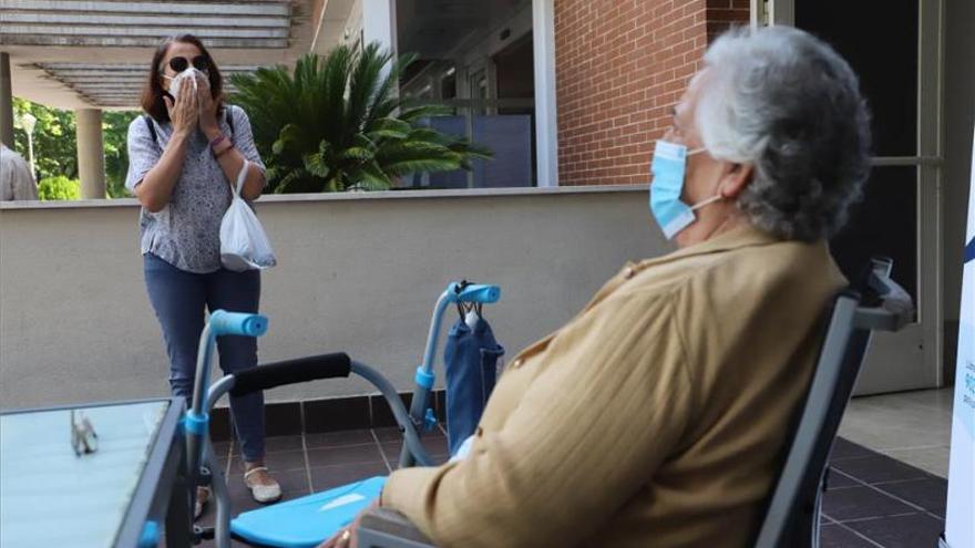 Visita de un familiar a una persona mayor en una residencia de Córdoba el pasado mes de junio.