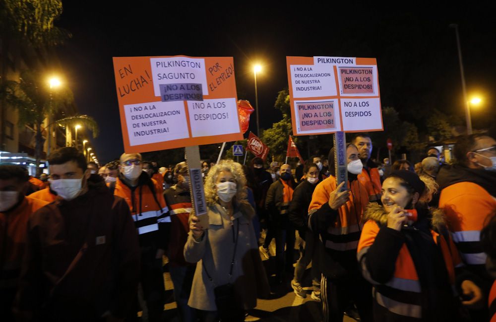 Los trabajadores de Pilkington se manifiestan, acompañados por miles de vecinos en el Port de Sagunt.