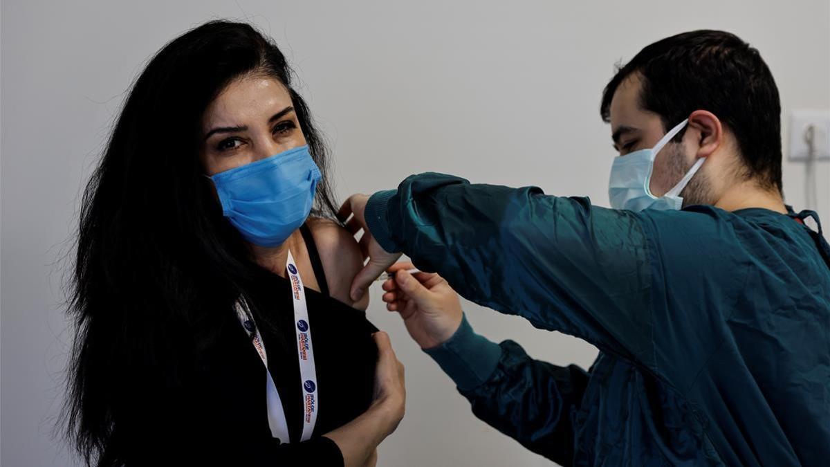 La joven turca Senay Salman recibe la vacuna de Pfizer-BioNTech en un hospital de Estambul el 9 de abril de 2021