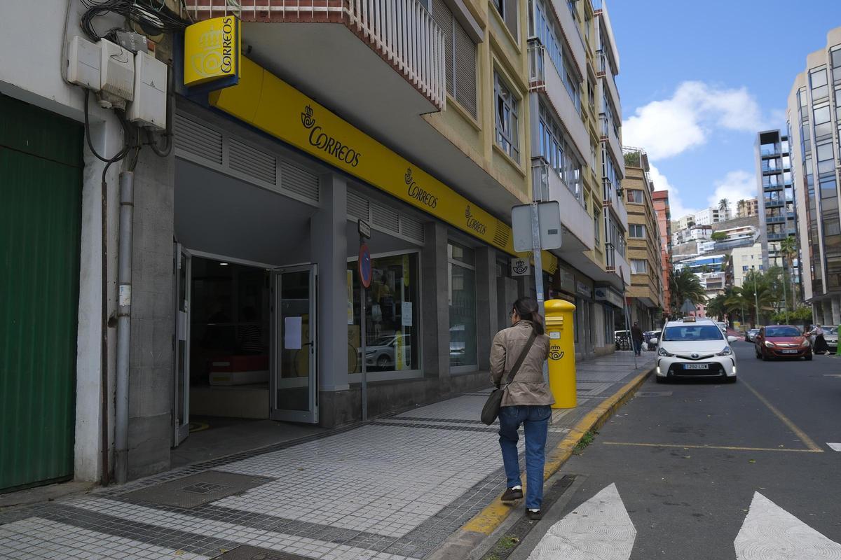 Oficina de correos de la calle Paseo Cayetano de Lugo, en Arenales, que se verá afectada por el cierre.