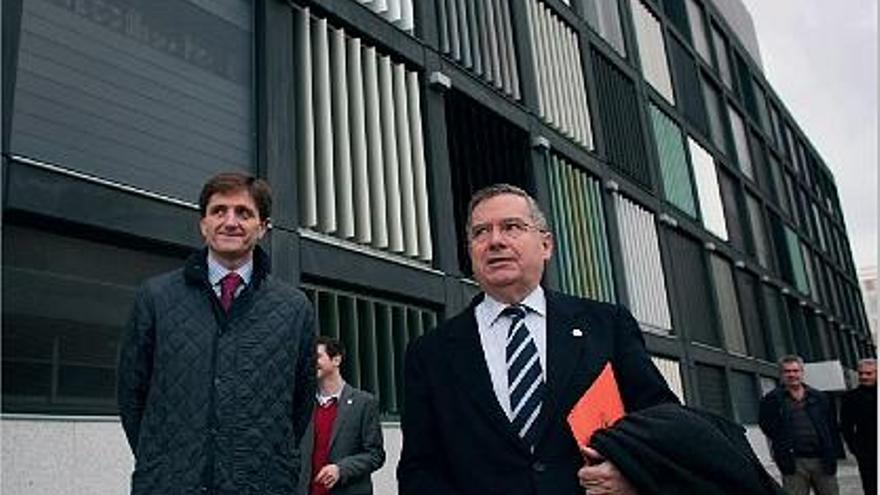 El director autonómico Vicente Bellver y el rector Francisco Tomás ante el nuevo edificio.