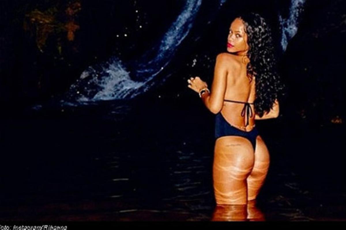 Rihanna posa amb un banyador blau en una cascada brasilera. Rihanna posa amb un banyador blau en una cascada brasilera.