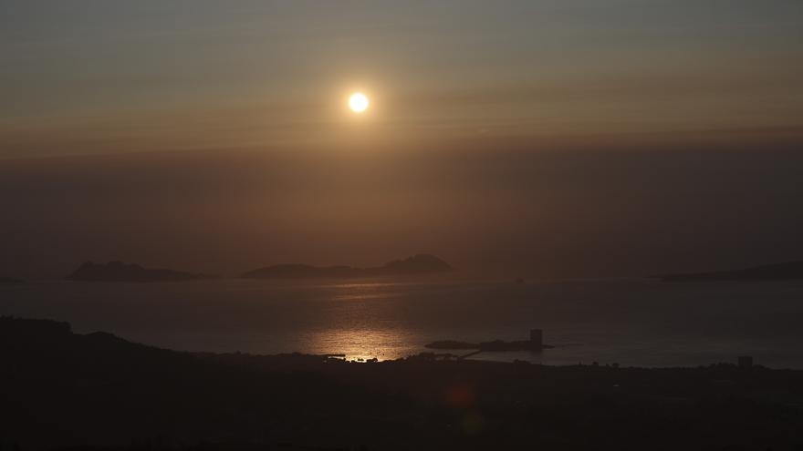 El humo de los incendios de Canadá enturbia el cielo sobre Galicia