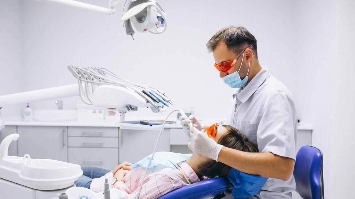 Familiares y cuidadores desempeñan un papel fundamental en la higiene oral de las personas mayores dependientes.