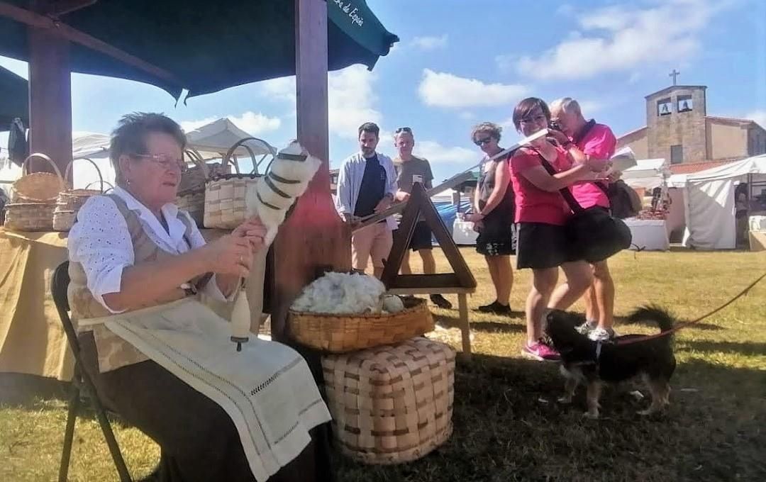 Lleno total en el Mercáu Tradicional de Oles: así se vive una de las citas del verano en Villaviciosa