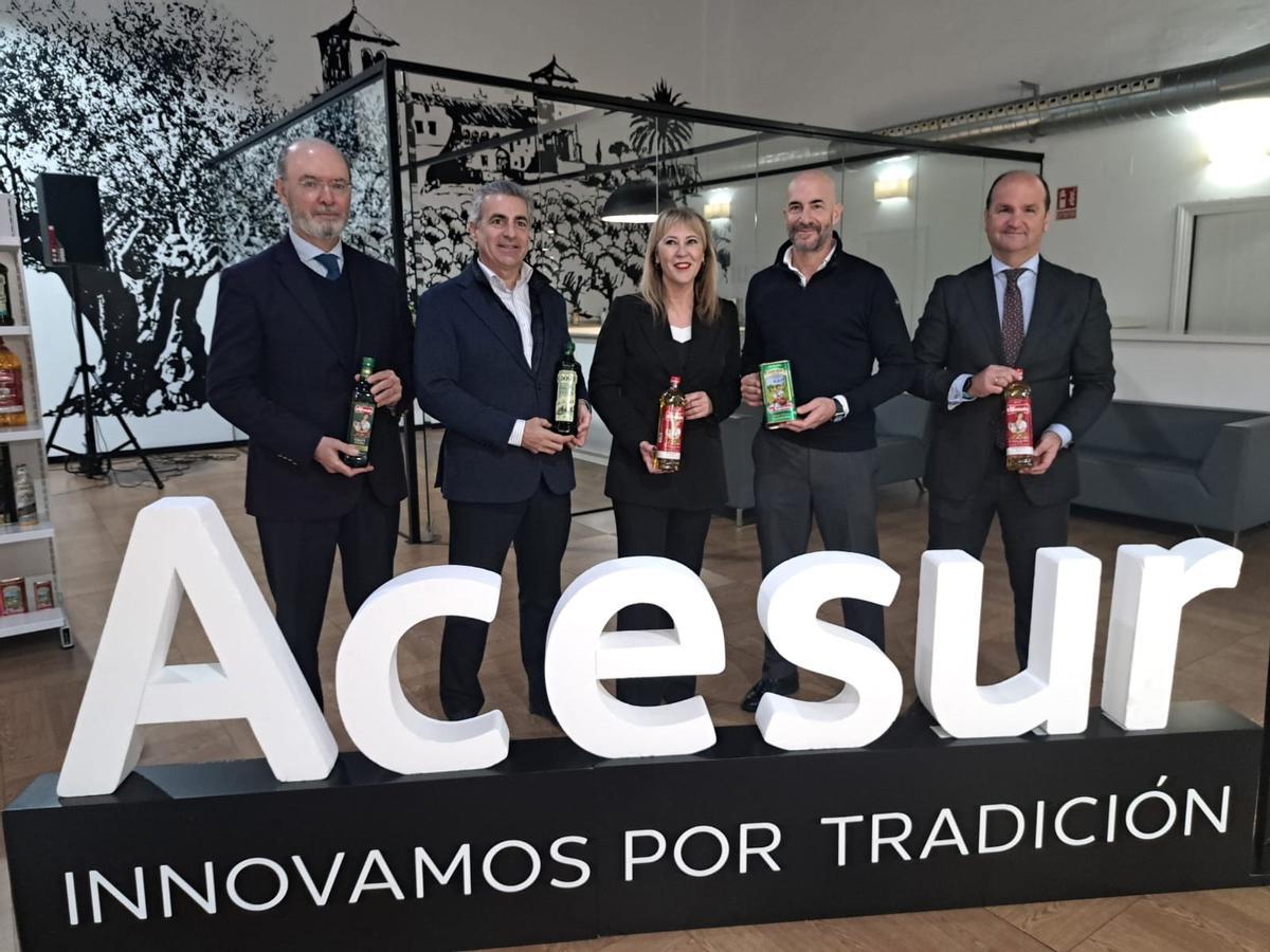 Carolina España durante una visita a Acesur, en Dos Hermanas.