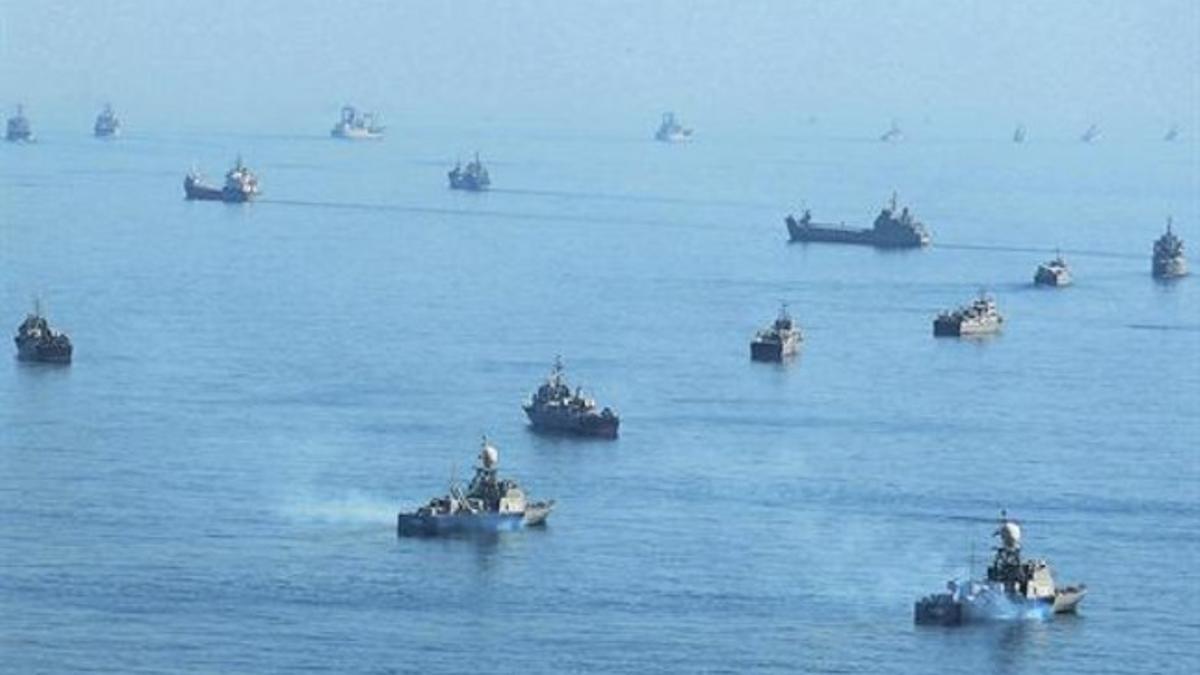 Barcos de guerra iranís, ayer, durante las maniobras en el mar de Omán, cerca del estrecho de Ormuz.