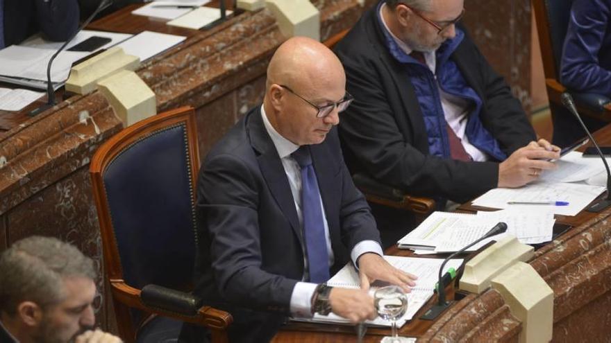 El consejero de Empleo, Universidades y Empresa, Juan Hernández, ayer en la Asamblea.