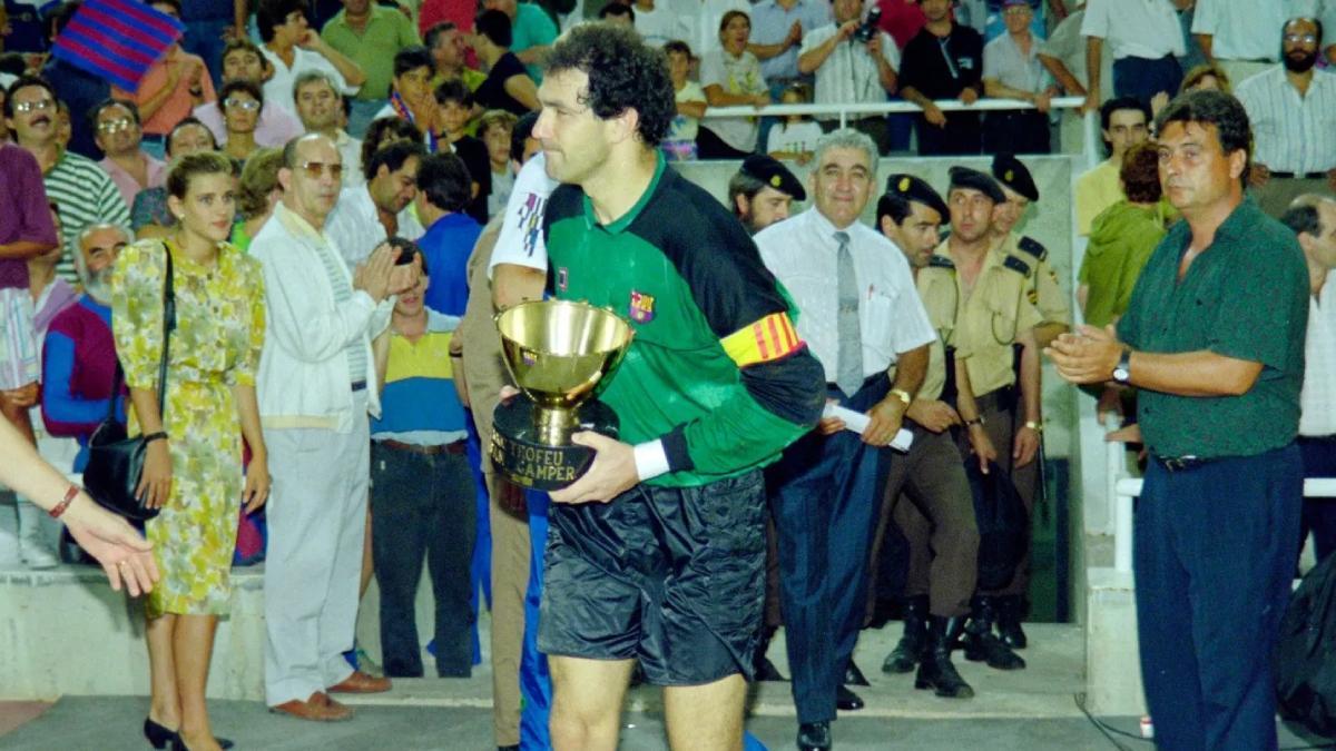 Zubizarreta con el trofeo Joan Gamper