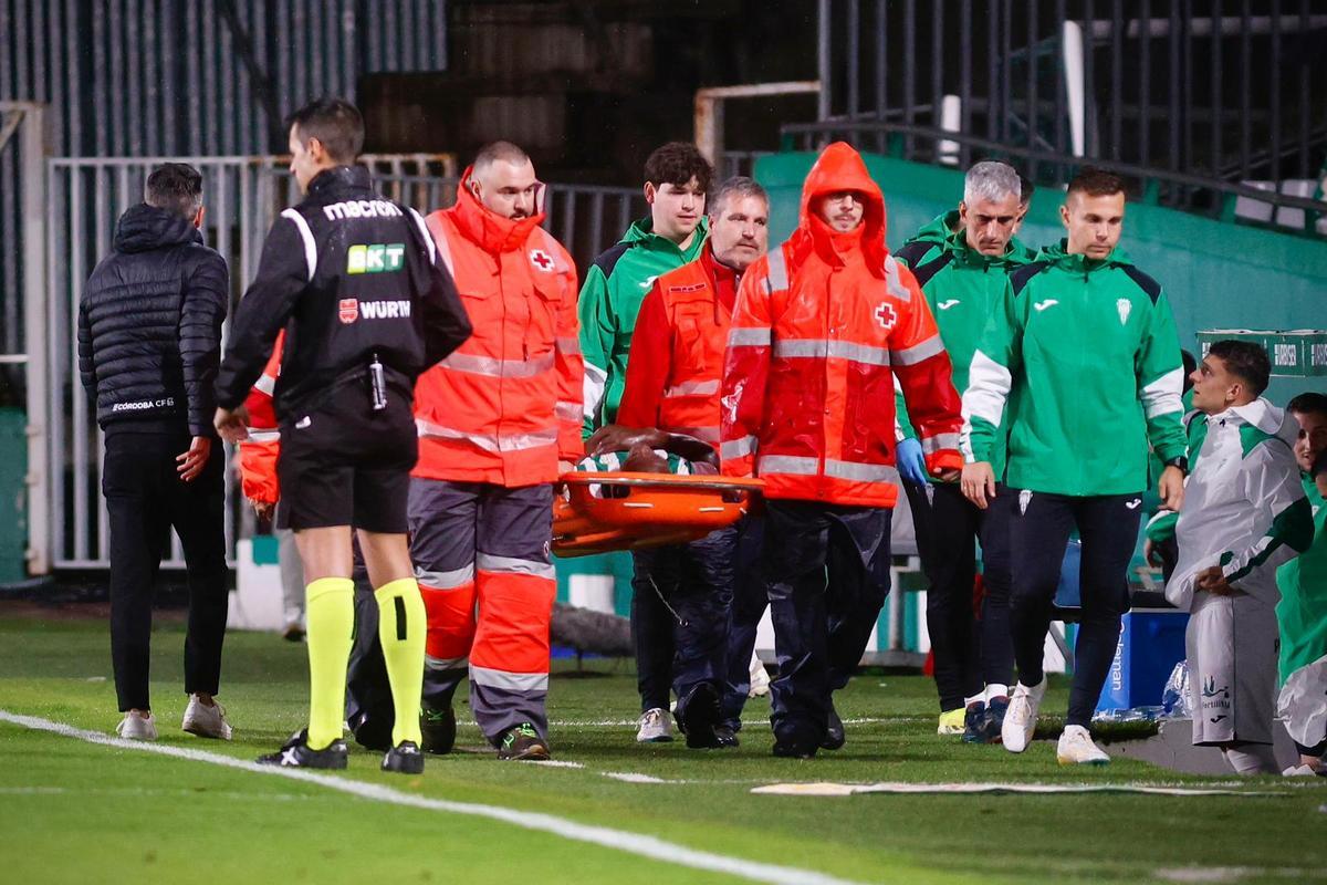 Franck Fomeyem, llevado en camilla por los servicios médicos tras su lesión ante el Dépor, hace ya casi tres meses.