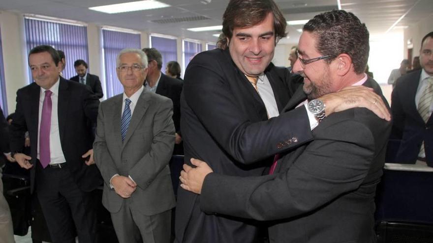 A la (i), Hernández Albarracín y Muñoz, y a la (d) Hernández recibiendo el abrazo de Cánovas.