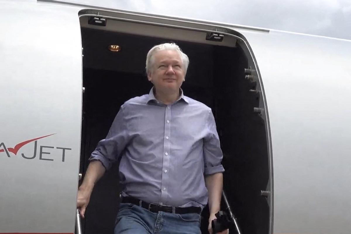 Julian Assange, bajando de su vuelo desde Londres al llegar a Bangkok para hacer una escala en el Aeropuerto Internacional Don Mueang en la capital tailandesa.