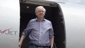 Julian Assange, bajando de su vuelo desde Londres al llegar a Bangkok para hacer una escala en el Aeropuerto Internacional Don Mueang en la capital tailandesa.