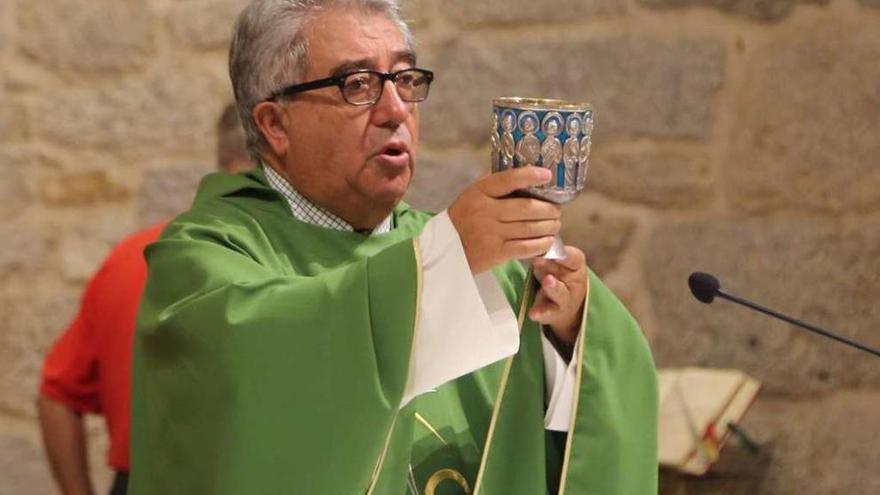 O cura Antonio Varela Grueiro dando a misa de onte en San Martiño do Grove. // Muñiz