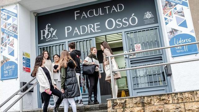 Alumnos en las instalaciones de la Facultad Padre Ossó, a la entrada del centro y en la biblioteca. | Cedidas a LNE