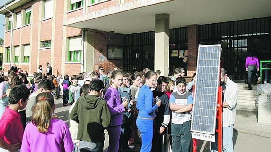 Alumnos del Jacinto Benavente observan una instalación de energía solar, una de las actividades llevadas a cabo en el centro en los últimos años.