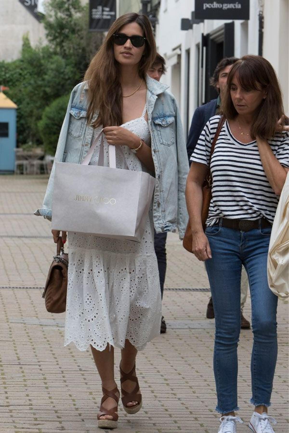 El look de Sara Carbonero con vestido blanco, chaqueta vaquera y cuñas marrones