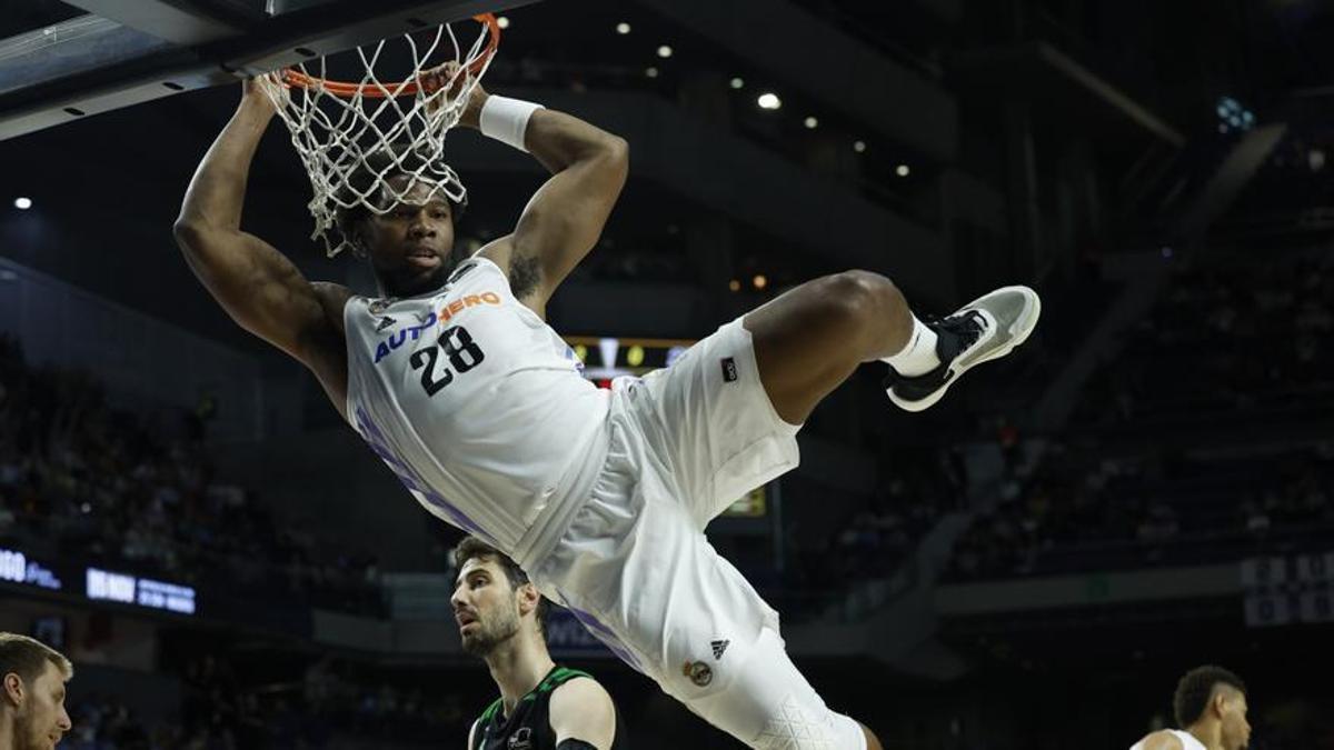 Guerschon Yabusele machaca durante el segundo partido contra Joventut.