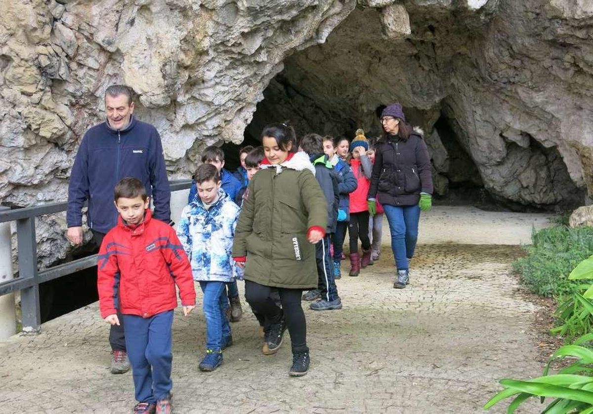 "Es una pasada", dicen los escolares al visitar Tito Bustillo en el año de su cincuentenario