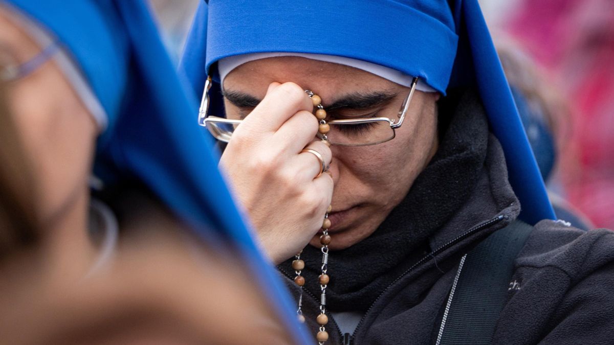 Una monja reza el rosario tras la muerte del papa Francisco.